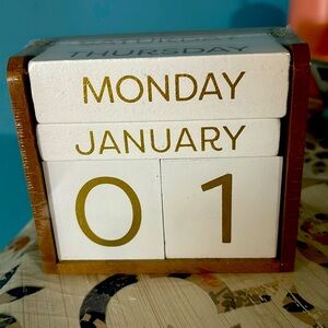 Desk block calendar.